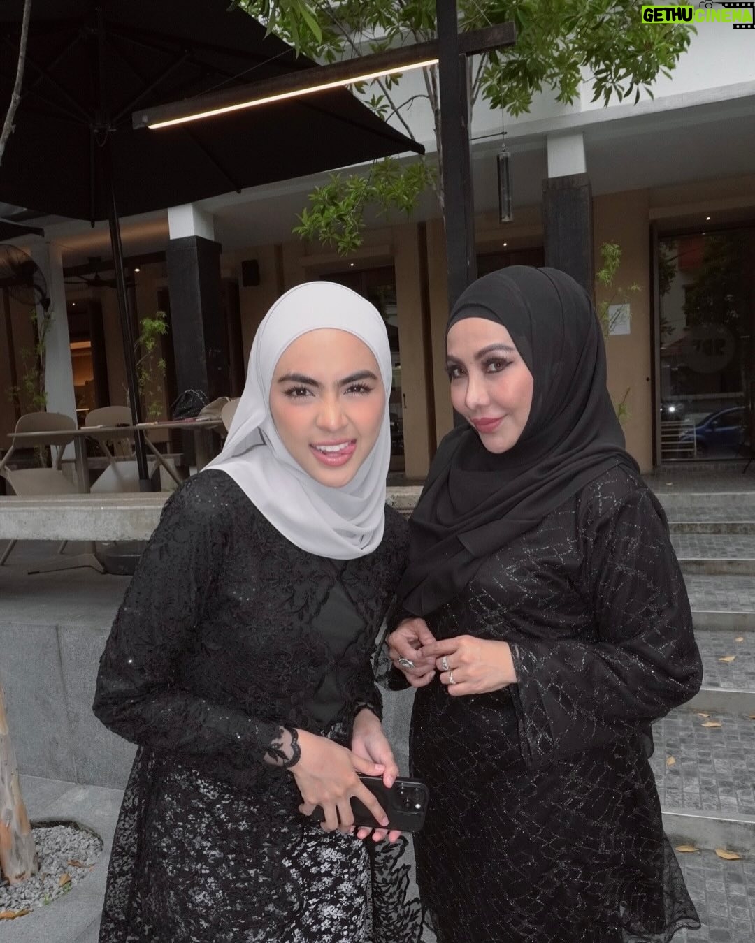 Erysha Emyra - 37.2K Likes - Me & mumsy matching in @nuraishahgallery 🤍