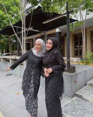 Erysha Emyra Instagram - Me & mumsy matching in @nuraishahgallery 🤍