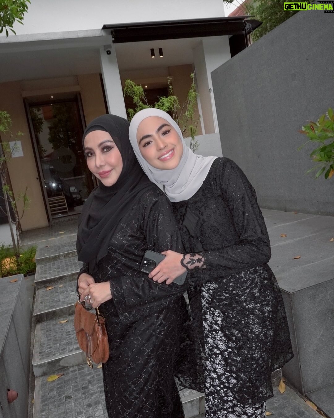 Erysha Emyra - 37.2K Likes - Me & mumsy matching in @nuraishahgallery 🤍