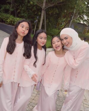 Erysha Emyra Instagram - Sisters matchy matchy day out in @nuraishahgallery! 🤍
Last slide is kakak dia lepas penat jaga 3 budak tecik ni 🫣