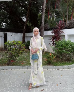 Erysha Emyra Instagram - Mat hari raya 🙇🏻♀️✨
All bejewelled by @swarovski for my Raya looks hehe