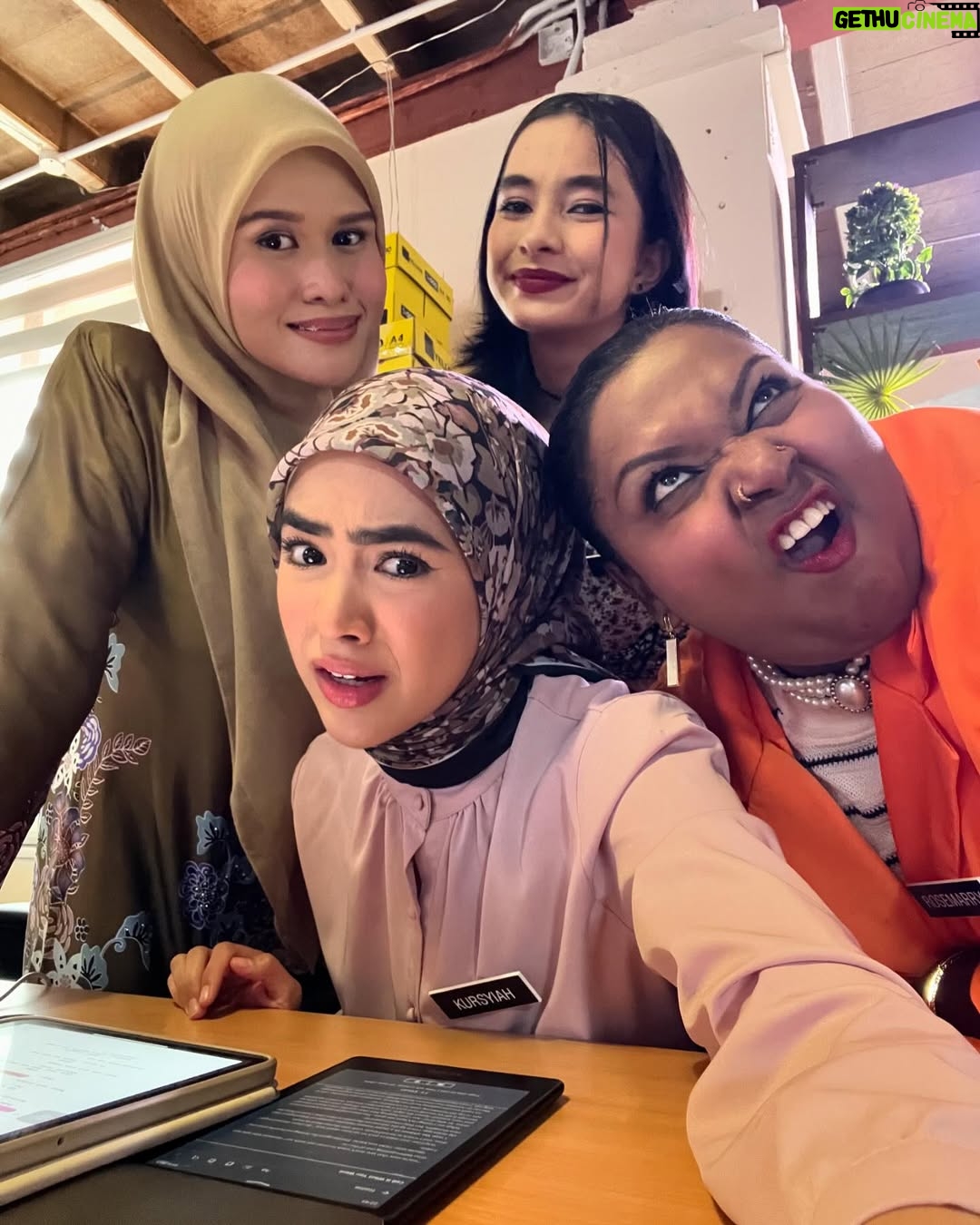 Erysha Emyra - 17.7K Likes - Sedikit memori bersama mereka semasa Ofis Politik 🫶🏼

Memori yang akan sentiasa dirindui. Terima kasih untuk kenangan yang indah 🤍

Final episode tonight, Astro Ria, 9PM. Jumpa sebentar lagi. 

#OfisPolitik