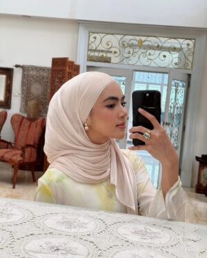 Erysha Emyra Instagram - Mat hari raya 🙇🏻♀️✨
All bejewelled by @swarovski for my Raya looks hehe