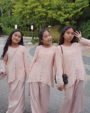 Erysha Emyra Instagram - Sisters matchy matchy day out in @nuraishahgallery! 🤍
Last slide is kakak dia lepas penat jaga 3 budak tecik ni 🫣