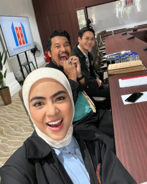 Erysha Emyra Instagram - Sedikit memori bersama mereka semasa Ofis Politik 🫶🏼
Memori yang akan sentiasa dirindui. Terima kasih untuk kenangan yang indah 🤍
Final episode tonight, Astro Ria, 9PM. Jumpa sebentar lagi.
#OfisPolitik