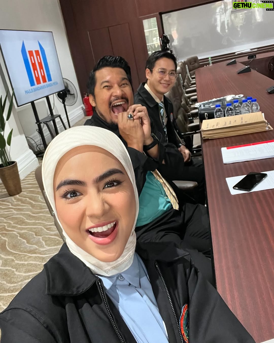 Erysha Emyra - 17.7K Likes - Sedikit memori bersama mereka semasa Ofis Politik 🫶🏼

Memori yang akan sentiasa dirindui. Terima kasih untuk kenangan yang indah 🤍

Final episode tonight, Astro Ria, 9PM. Jumpa sebentar lagi. 

#OfisPolitik