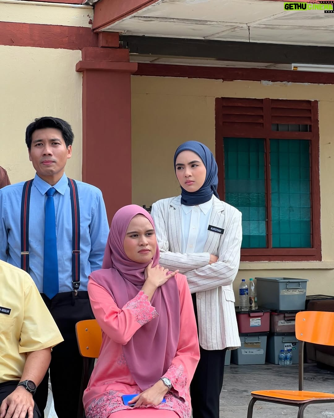 Erysha Emyra - 17.7K Likes - Sedikit memori bersama mereka semasa Ofis Politik 🫶🏼

Memori yang akan sentiasa dirindui. Terima kasih untuk kenangan yang indah 🤍

Final episode tonight, Astro Ria, 9PM. Jumpa sebentar lagi. 

#OfisPolitik