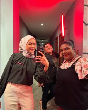 Erysha Emyra Instagram - Sedikit memori bersama mereka semasa Ofis Politik 🫶🏼
Memori yang akan sentiasa dirindui. Terima kasih untuk kenangan yang indah 🤍
Final episode tonight, Astro Ria, 9PM. Jumpa sebentar lagi.
#OfisPolitik