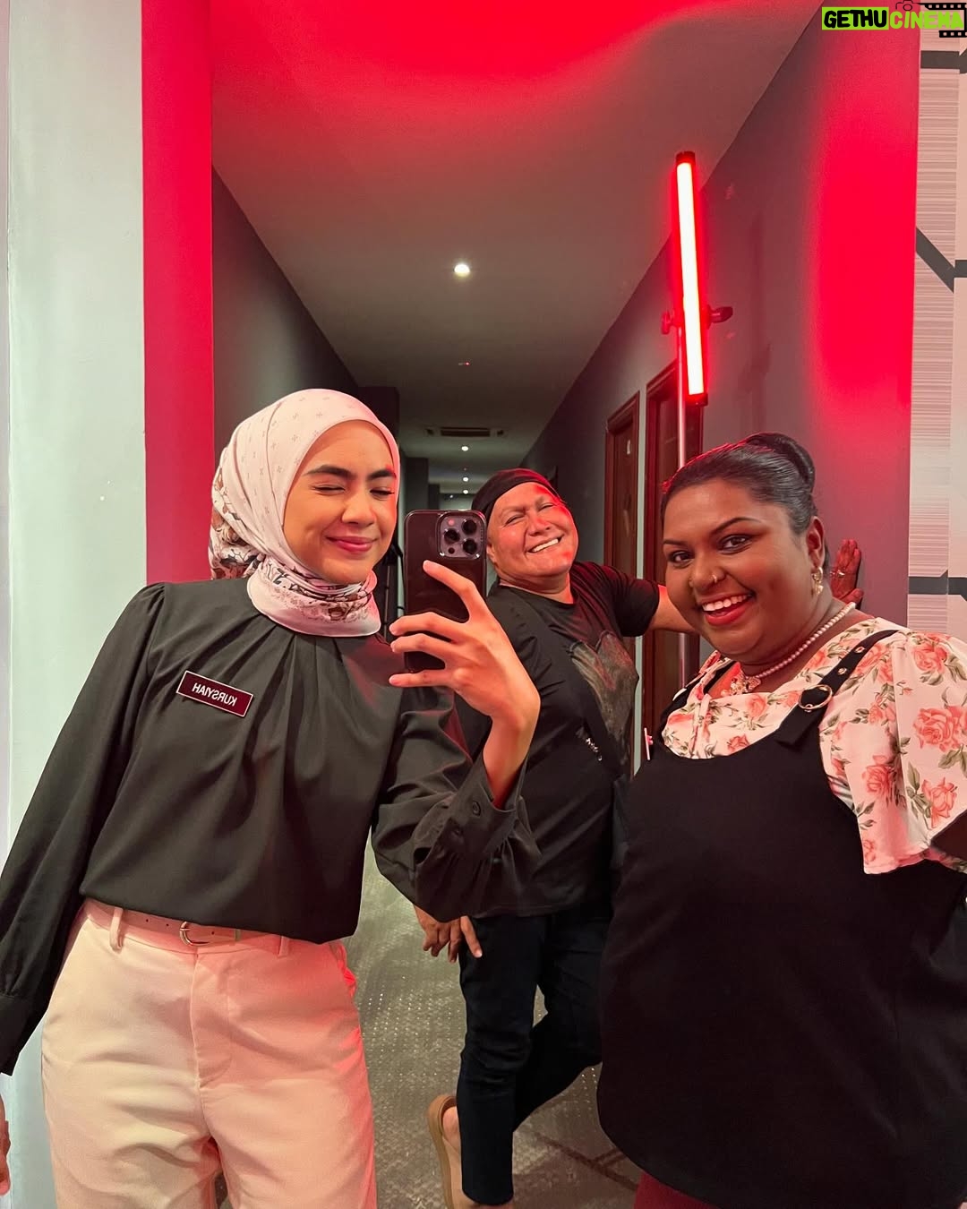 Erysha Emyra - 17.7K Likes - Sedikit memori bersama mereka semasa Ofis Politik 🫶🏼

Memori yang akan sentiasa dirindui. Terima kasih untuk kenangan yang indah 🤍

Final episode tonight, Astro Ria, 9PM. Jumpa sebentar lagi. 

#OfisPolitik