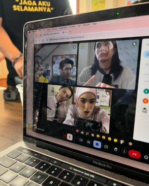 Erysha Emyra Instagram - Sedikit memori bersama mereka semasa Ofis Politik 🫶🏼
Memori yang akan sentiasa dirindui. Terima kasih untuk kenangan yang indah 🤍
Final episode tonight, Astro Ria, 9PM. Jumpa sebentar lagi.
#OfisPolitik