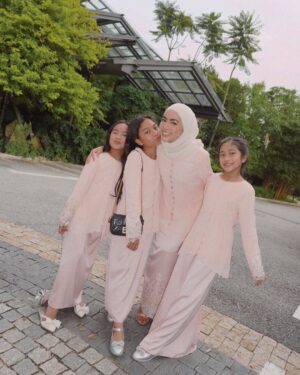Erysha Emyra Instagram - Sisters matchy matchy day out in @nuraishahgallery! 🤍
Last slide is kakak dia lepas penat jaga 3 budak tecik ni 🫣