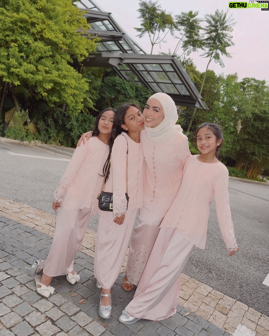Erysha Emyra - 25.9K Likes - Sisters matchy matchy day out in @nuraishahgallery! 🤍

Last slide is kakak dia lepas penat jaga 3 budak tecik ni 🫣