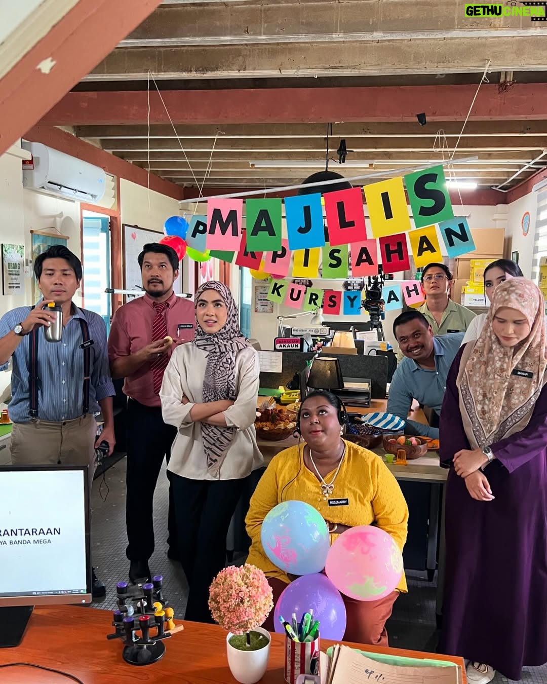 Erysha Emyra - 17.7K Likes - Sedikit memori bersama mereka semasa Ofis Politik 🫶🏼

Memori yang akan sentiasa dirindui. Terima kasih untuk kenangan yang indah 🤍

Final episode tonight, Astro Ria, 9PM. Jumpa sebentar lagi. 

#OfisPolitik