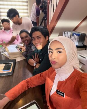 Erysha Emyra Instagram - Sedikit memori bersama mereka semasa Ofis Politik 🫶🏼
Memori yang akan sentiasa dirindui. Terima kasih untuk kenangan yang indah 🤍
Final episode tonight, Astro Ria, 9PM. Jumpa sebentar lagi.
#OfisPolitik