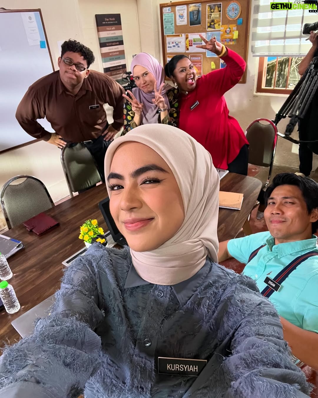 Erysha Emyra - 17.7K Likes - Sedikit memori bersama mereka semasa Ofis Politik 🫶🏼

Memori yang akan sentiasa dirindui. Terima kasih untuk kenangan yang indah 🤍

Final episode tonight, Astro Ria, 9PM. Jumpa sebentar lagi. 

#OfisPolitik