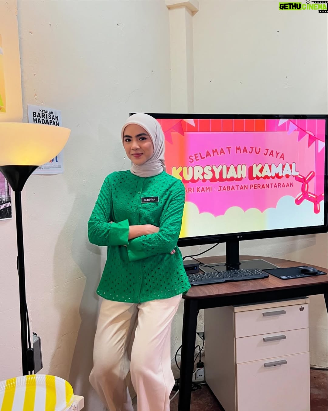Erysha Emyra - 17.7K Likes - Sedikit memori bersama mereka semasa Ofis Politik 🫶🏼

Memori yang akan sentiasa dirindui. Terima kasih untuk kenangan yang indah 🤍

Final episode tonight, Astro Ria, 9PM. Jumpa sebentar lagi. 

#OfisPolitik