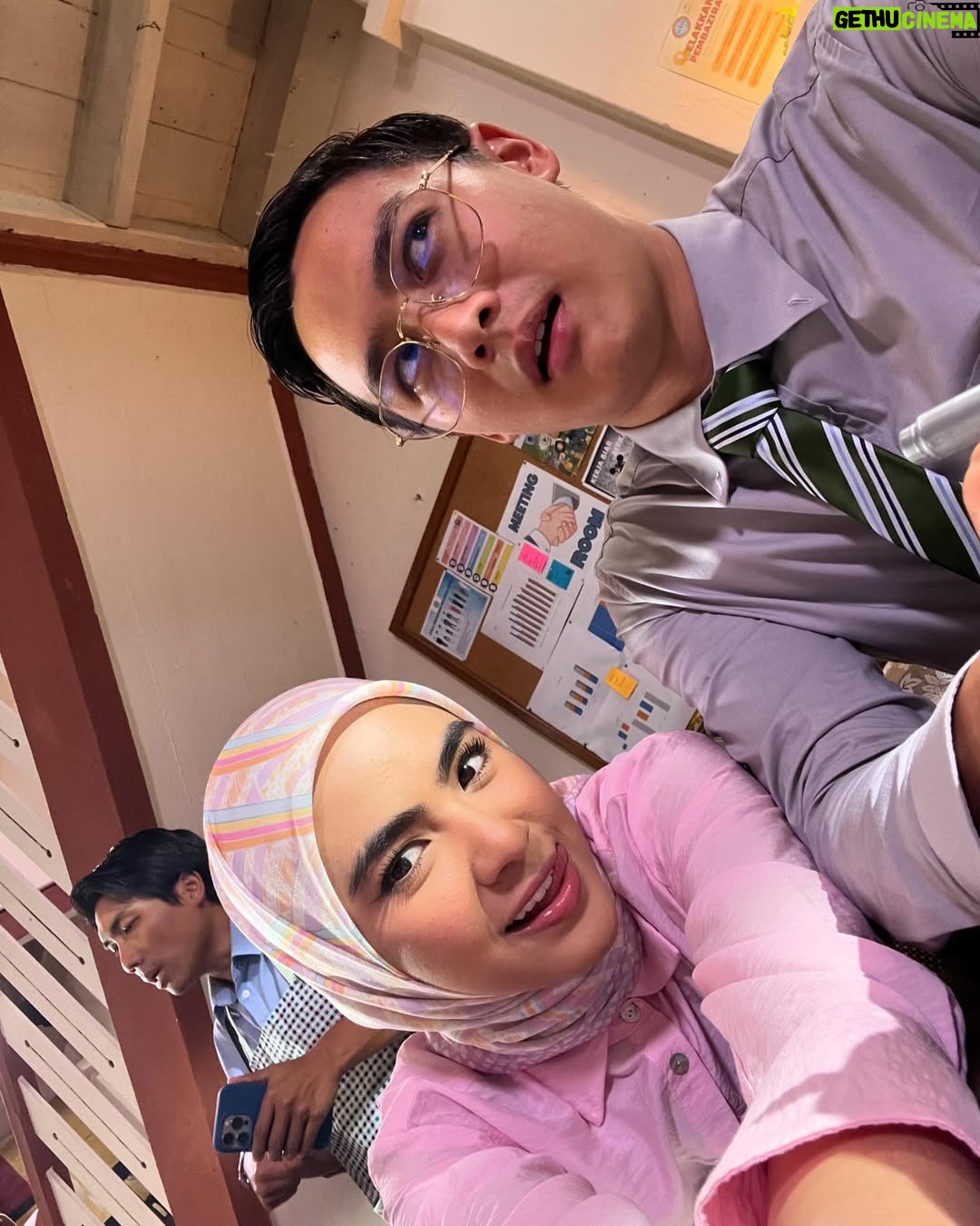 Erysha Emyra - 17.7K Likes - Sedikit memori bersama mereka semasa Ofis Politik 🫶🏼

Memori yang akan sentiasa dirindui. Terima kasih untuk kenangan yang indah 🤍

Final episode tonight, Astro Ria, 9PM. Jumpa sebentar lagi. 

#OfisPolitik
