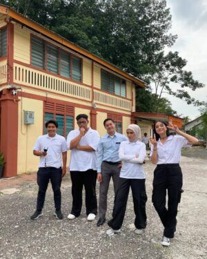 Erysha Emyra Instagram - Sedikit memori bersama mereka semasa Ofis Politik 🫶🏼
Memori yang akan sentiasa dirindui. Terima kasih untuk kenangan yang indah 🤍
Final episode tonight, Astro Ria, 9PM. Jumpa sebentar lagi.
#OfisPolitik