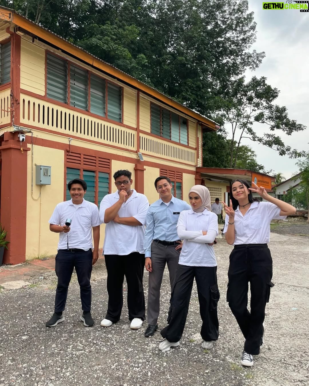 Erysha Emyra - 17.7K Likes - Sedikit memori bersama mereka semasa Ofis Politik 🫶🏼

Memori yang akan sentiasa dirindui. Terima kasih untuk kenangan yang indah 🤍

Final episode tonight, Astro Ria, 9PM. Jumpa sebentar lagi. 

#OfisPolitik
