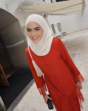 Erysha Emyra Instagram - Wedding szn ❤️
Wearing @nuraishahgallery