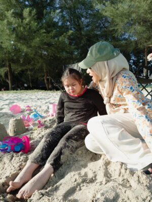 Erysha Emyra Instagram - Bukan semua orang lahir dalam rumah yang selamat dan tenang. Kadang, mereka cuba untuk mencipta rumah sendiri, walau daripada serpihan luka. Namun, tidak semudah yang disangka, untuk membina semula apa yang telah hancur.
Qiuzi, mampukah awak menghadiahkan sebuah rumah tanpa luka untuk kami?
Rumah Tanpa Luka ❤️🩹
Setiap Isnin-Khamis, 10 malam di Astro Ria
@astromalaysia @bambam_studios
#RumahTanpaLuka