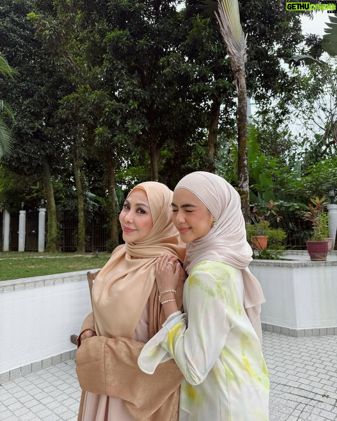 Erysha Emyra - 45.1K Likes - Mat hari raya 🙇🏻‍♀️✨

All bejewelled by @swarovski for my Raya looks hehe
