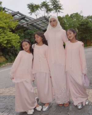 Erysha Emyra Instagram - Sisters matchy matchy day out in @nuraishahgallery! 🤍
Last slide is kakak dia lepas penat jaga 3 budak tecik ni 🫣