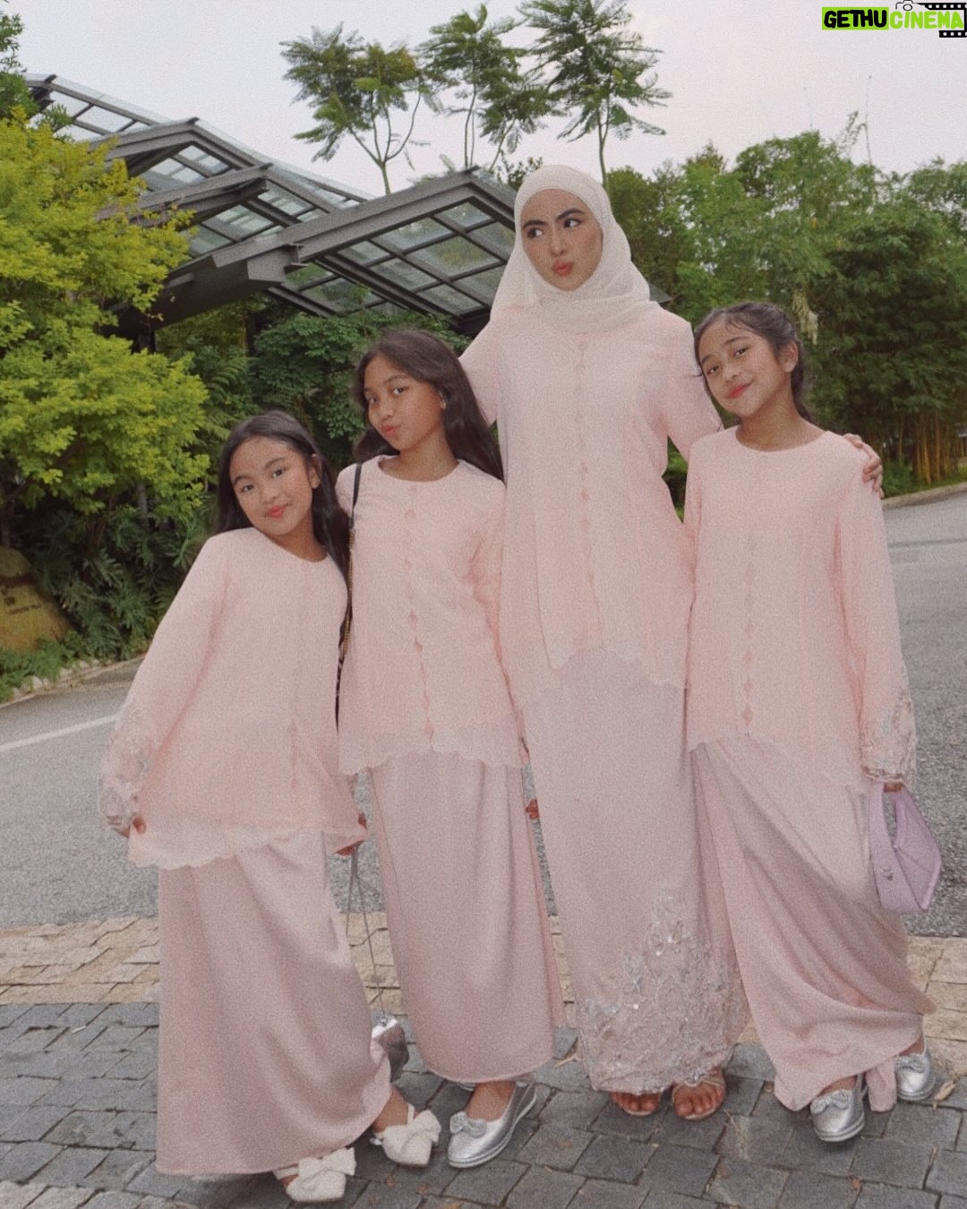 Erysha Emyra - 25.9K Likes - Sisters matchy matchy day out in @nuraishahgallery! 🤍

Last slide is kakak dia lepas penat jaga 3 budak tecik ni 🫣