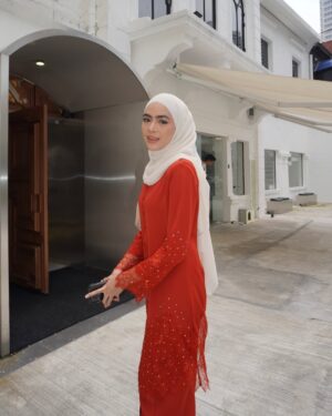 Erysha Emyra Instagram - Wedding szn ❤️
Wearing @nuraishahgallery