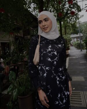 Erysha Emyra Instagram - Coffee & baju kurung 🫣☕️
Wearing @nuraishahgallery 🤍
