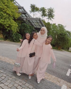 Erysha Emyra Instagram - Sisters matchy matchy day out in @nuraishahgallery! 🤍
Last slide is kakak dia lepas penat jaga 3 budak tecik ni 🫣