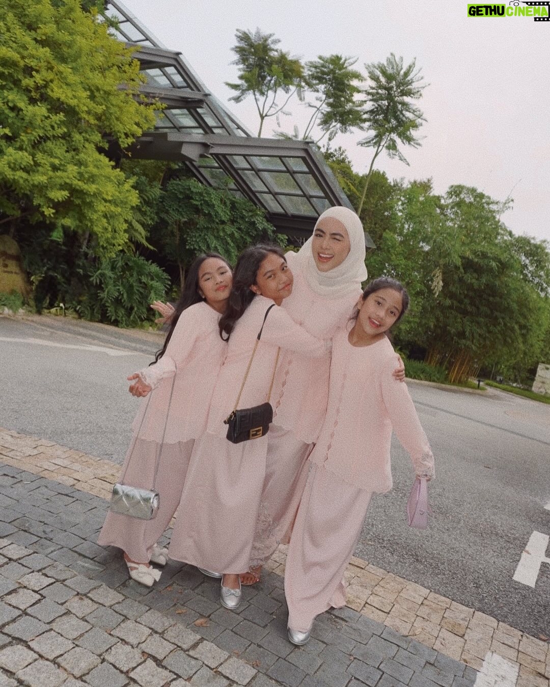 Erysha Emyra - 25.9K Likes - Sisters matchy matchy day out in @nuraishahgallery! 🤍

Last slide is kakak dia lepas penat jaga 3 budak tecik ni 🫣