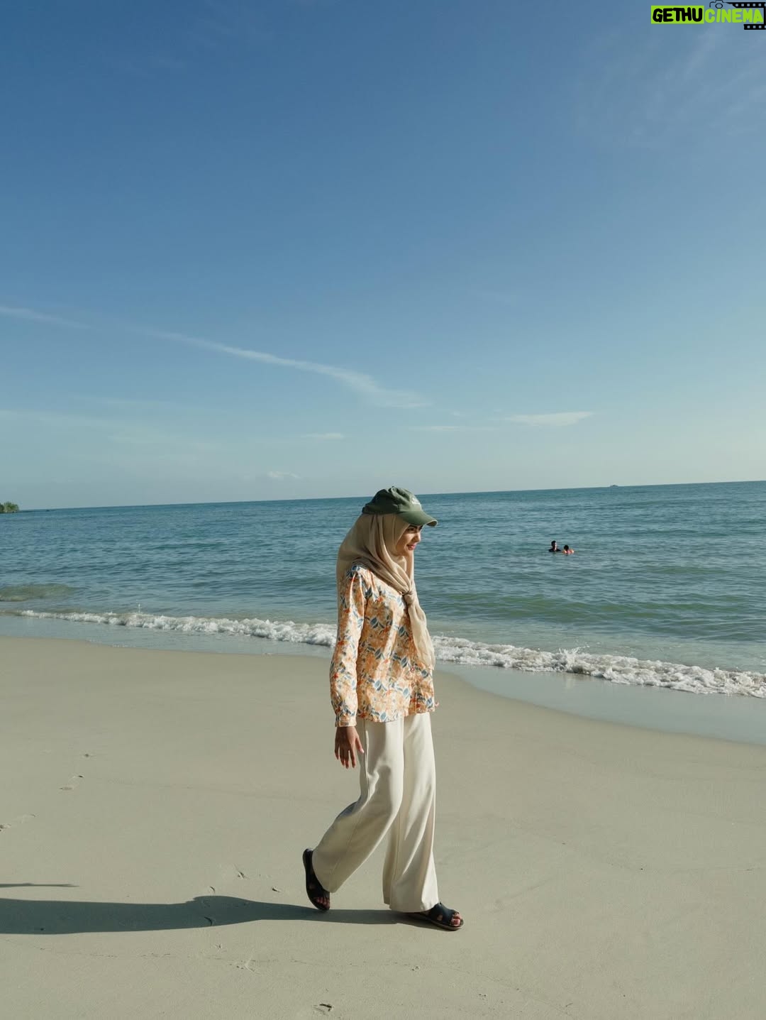 Erysha Emyra - 24.8K Likes - Bukan semua orang lahir dalam rumah yang selamat dan tenang. Kadang, mereka cuba untuk mencipta rumah sendiri, walau daripada serpihan luka. Namun, tidak semudah yang disangka, untuk membina semula apa yang telah hancur. 

Qiuzi, mampukah awak menghadiahkan sebuah rumah tanpa luka untuk kami?

Rumah Tanpa Luka ❤️‍🩹 
Setiap Isnin-Khamis, 10 malam di Astro Ria
@astromalaysia @bambam_studios 
#RumahTanpaLuka