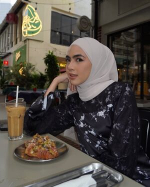 Erysha Emyra Instagram - Coffee & baju kurung 🫣☕️
Wearing @nuraishahgallery 🤍