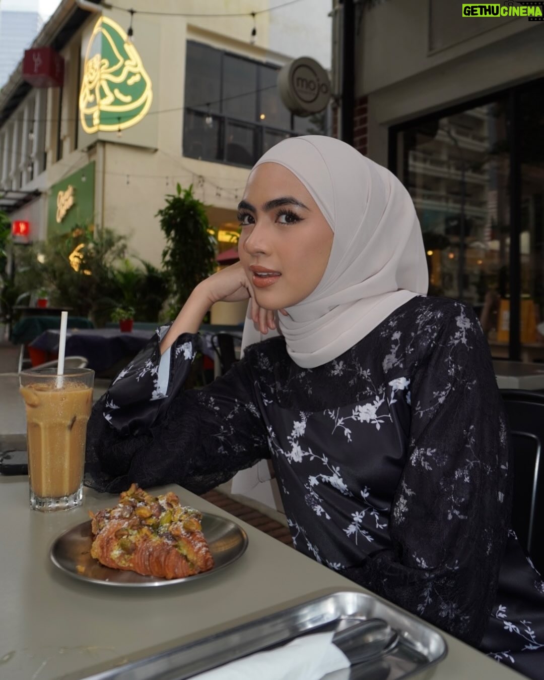 Erysha Emyra - 40.3K Likes - Coffee & baju kurung 🫣☕️

Wearing @nuraishahgallery 🤍