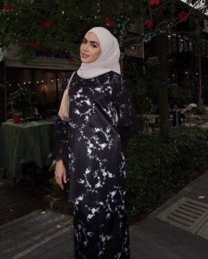 Erysha Emyra Instagram - Coffee & baju kurung 🫣☕️
Wearing @nuraishahgallery 🤍