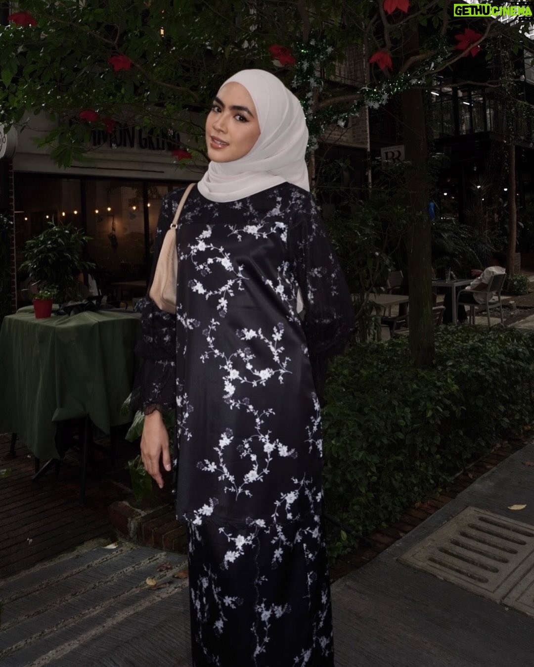 Erysha Emyra - 40.3K Likes - Coffee & baju kurung 🫣☕️

Wearing @nuraishahgallery 🤍