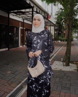 Erysha Emyra Instagram - Coffee & baju kurung 🫣☕️
Wearing @nuraishahgallery 🤍