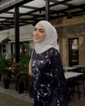 Erysha Emyra Instagram - Coffee & baju kurung 🫣☕️
Wearing @nuraishahgallery 🤍