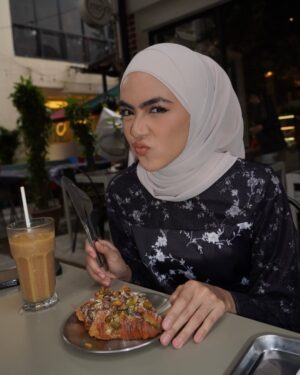 Erysha Emyra Instagram - Coffee & baju kurung 🫣☕️
Wearing @nuraishahgallery 🤍