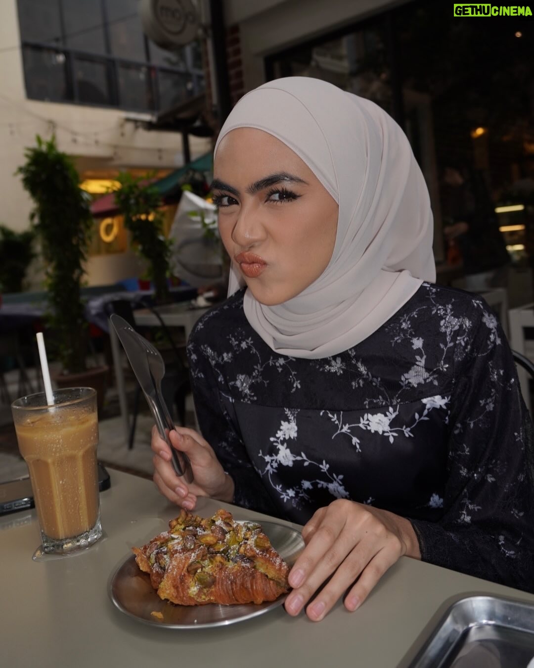 Erysha Emyra - 40.3K Likes - Coffee & baju kurung 🫣☕️

Wearing @nuraishahgallery 🤍