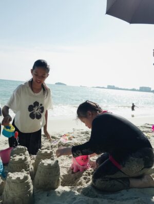 Erysha Emyra Instagram - Bukan semua orang lahir dalam rumah yang selamat dan tenang. Kadang, mereka cuba untuk mencipta rumah sendiri, walau daripada serpihan luka. Namun, tidak semudah yang disangka, untuk membina semula apa yang telah hancur.
Qiuzi, mampukah awak menghadiahkan sebuah rumah tanpa luka untuk kami?
Rumah Tanpa Luka ❤️🩹
Setiap Isnin-Khamis, 10 malam di Astro Ria
@astromalaysia @bambam_studios
#RumahTanpaLuka