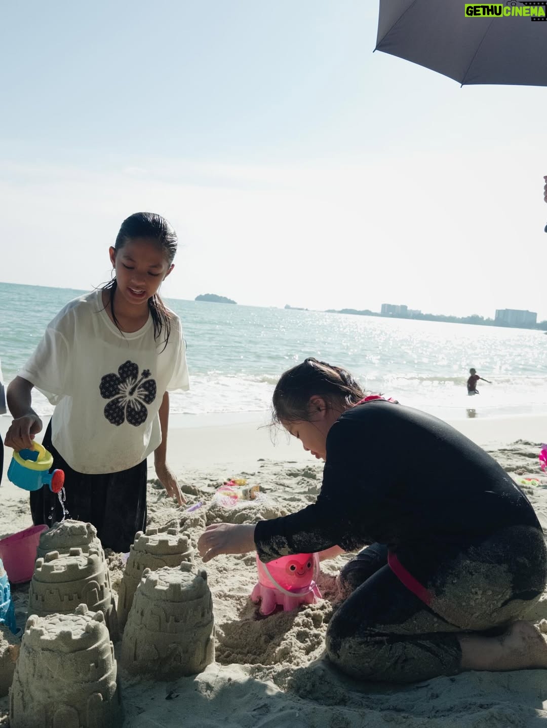 Erysha Emyra - 24.8K Likes - Bukan semua orang lahir dalam rumah yang selamat dan tenang. Kadang, mereka cuba untuk mencipta rumah sendiri, walau daripada serpihan luka. Namun, tidak semudah yang disangka, untuk membina semula apa yang telah hancur. 

Qiuzi, mampukah awak menghadiahkan sebuah rumah tanpa luka untuk kami?

Rumah Tanpa Luka ❤️‍🩹 
Setiap Isnin-Khamis, 10 malam di Astro Ria
@astromalaysia @bambam_studios 
#RumahTanpaLuka
