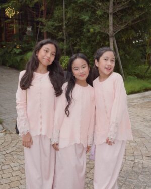 Erysha Emyra Instagram - Sisters matchy matchy day out in @nuraishahgallery! 🤍
Last slide is kakak dia lepas penat jaga 3 budak tecik ni 🫣