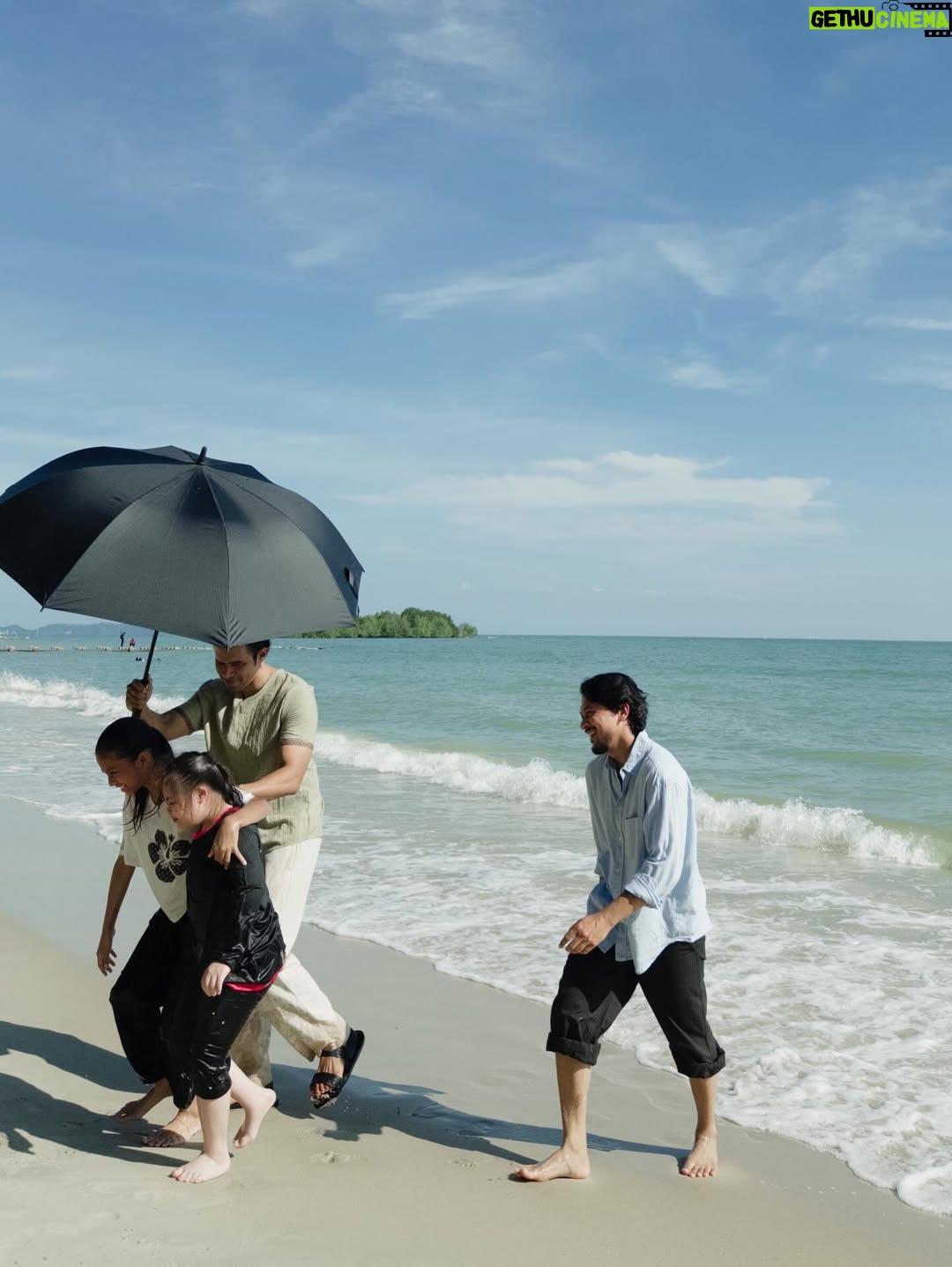Erysha Emyra - 24.8K Likes - Bukan semua orang lahir dalam rumah yang selamat dan tenang. Kadang, mereka cuba untuk mencipta rumah sendiri, walau daripada serpihan luka. Namun, tidak semudah yang disangka, untuk membina semula apa yang telah hancur. 

Qiuzi, mampukah awak menghadiahkan sebuah rumah tanpa luka untuk kami?

Rumah Tanpa Luka ❤️‍🩹 
Setiap Isnin-Khamis, 10 malam di Astro Ria
@astromalaysia @bambam_studios 
#RumahTanpaLuka
