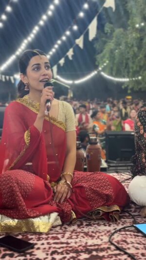 Esha Kansara Instagram - @navshakti.navratri @iktara.shabad 🙏Ek nai Badhij Navratri avi joiye 🙏🙏🙏
Ps - I’m only singing the chorus part coz…. 😅🙏