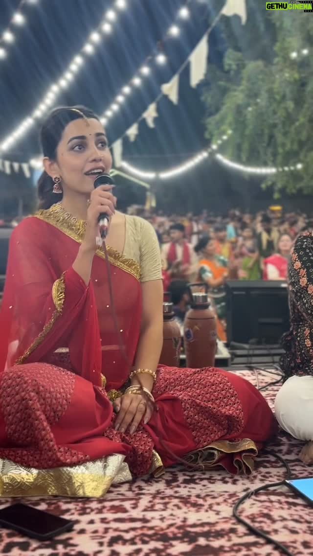 Esha Kansara - 48.6K Likes - @navshakti.navratri @iktara.shabad 🙏Ek nai Badhij Navratri avi joiye 🙏🙏🙏
Ps - I’m only singing the chorus part coz…. 😅🙏