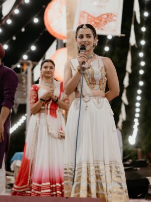 Esha Kansara Instagram - Me and my @shraddhadangar_official making sure we do garba and Bhakti together and @navshakti.navratri helping us maintain that balance of our devotion and fun 🥺🫶❤️🌸 this is the place to be