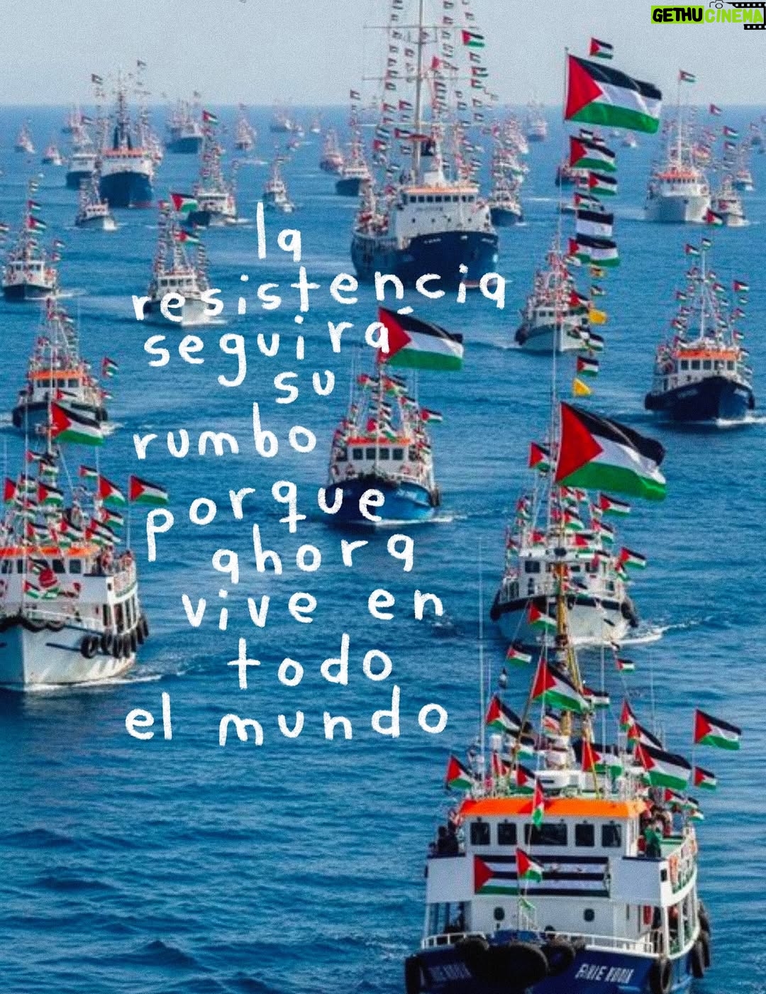 Esmeralda Pimentel - 55.4K Likes - ¿Realmente los barcos terminarían con el g3noc1d10? 

No, lo saben y lo sabemos. Pero es una muestra de solidaridad de los pueblos del mundo hacia Palestina para decirles que no están solxs y que seguiremos acá intentando y saliendo a las calles para sostenerles, que aunque la complicidad genocida de los gobiernos siga existiendo, los pueblos nos desbordaremos hasta llegar a G4za.

No se trata te poner en el centro la flotilla, se trata de mirar lo endeble que es el sistema internacional que construyeron las potencias, la poca o nula injerencia que tienen esos organismos internacionales gestionados por el Norte Global. Lo que nos muestra este ataque a la flotilla es que el derecho internacional se puede romper y manejar como las potencias decidan, que nunca ha existido para respetar a los pueblos.

Exigimos al gobierno de México @gobmexico y al @sremx romper con URGENCIA relaciones con Isr4el, exigimos el cese al fuego y al g3noc1dio palestino 🇵🇸🇵🇸🇵🇸🇵🇸🇵🇸🇵🇸🇵🇸🇵🇸🇵🇸