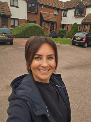 Esra Harmanda Instagram - Londra da kalis sürem 1 hafta. Alışveriş yaptım.  Ne mi aldım? Youtube taki kanalında muzik yorumlari yapan ogluma Turkiye de bulamadığı 30 civarı plak😅 Burda yasayan cocuklarimiz da payini aldi 😅 Çocuklara çalıştık bu gelişimizde.  Gezip gördüklerimiz ise ebeveyn kontenjanından kâr saydıklarımız oldu😅
 https://youtube.com/@escilemuziksohbetleri?si=x9O_mw2DDUm0Atc2